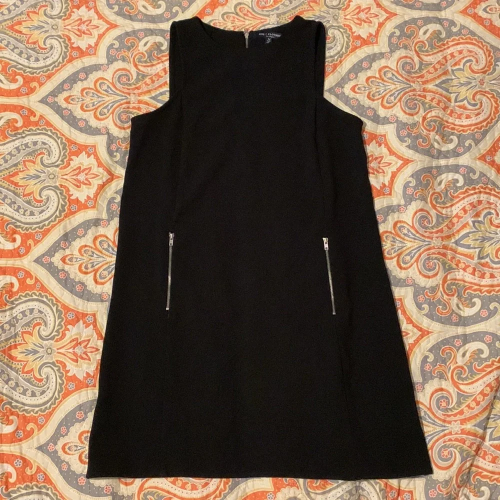 Black Sleeveless Shift Dress - Picture 1 of 6